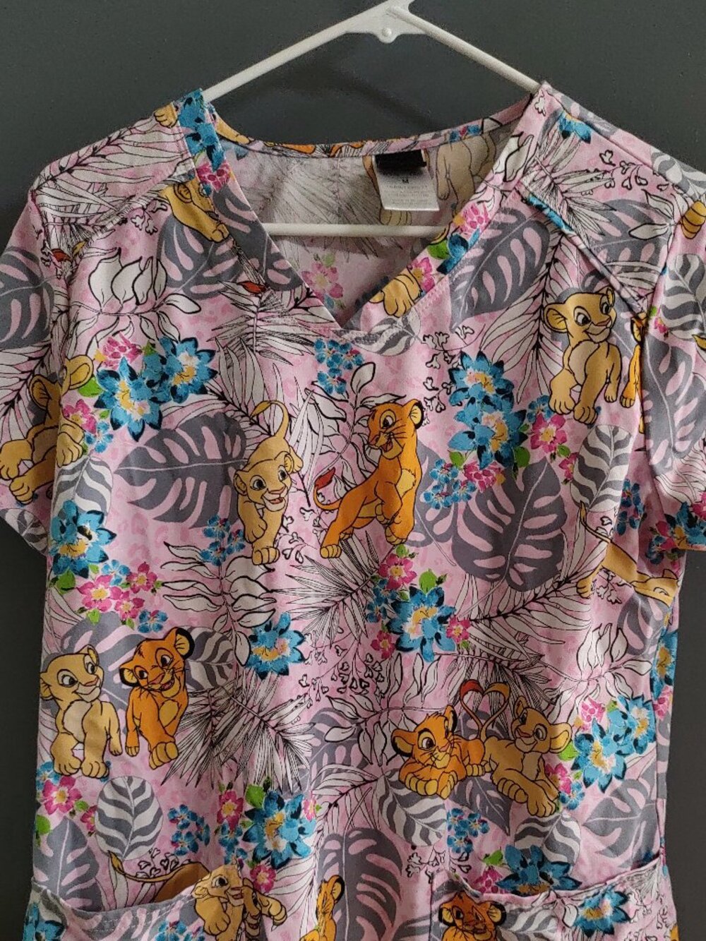 Disney The Lion King Scrub Top Women's Medium V Neck Nurse Pediatrician